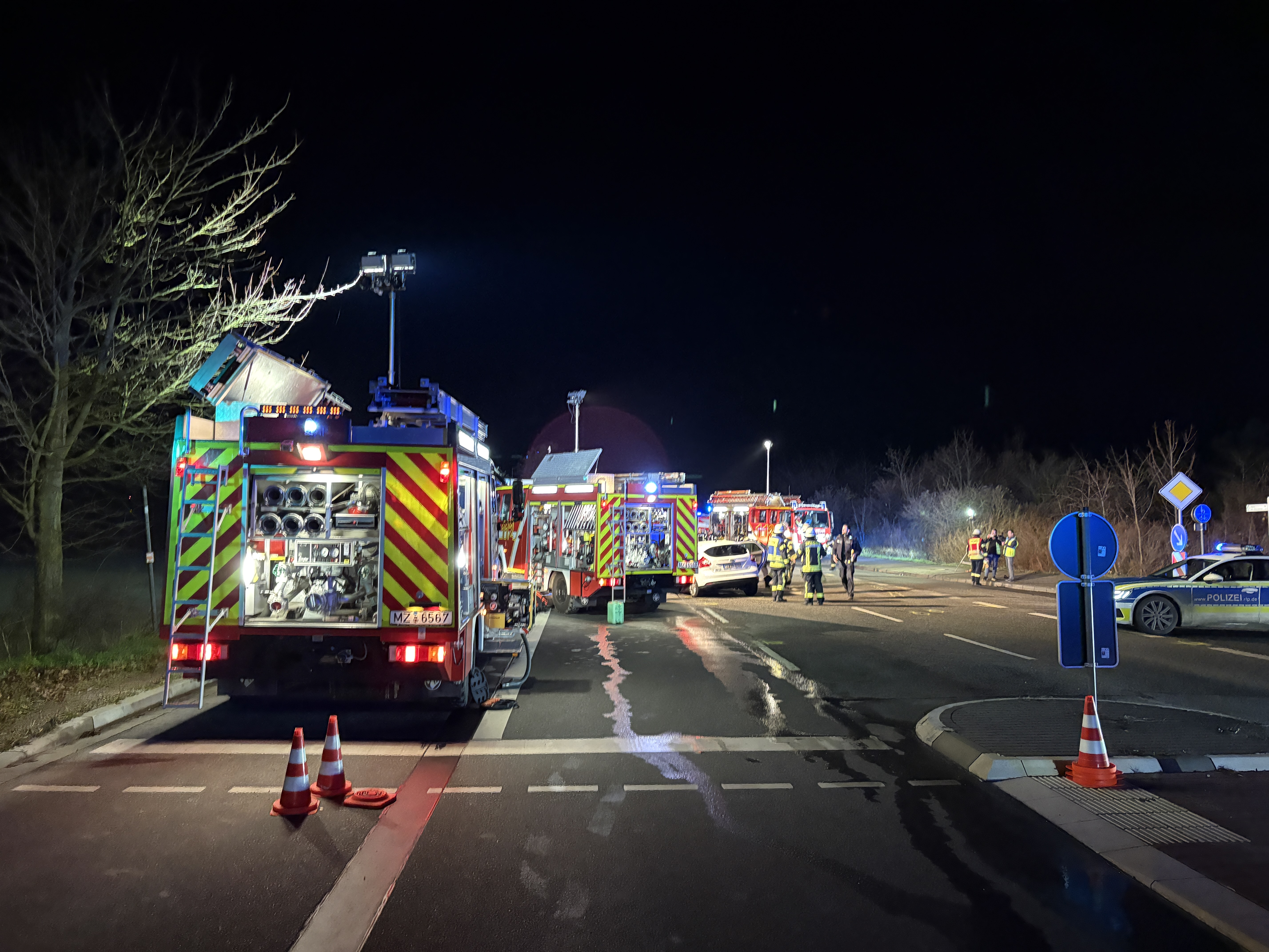 Feuerwehrfahrzeuge und Einsatzkräfte bei einem Verkehrsunfall auf der L425