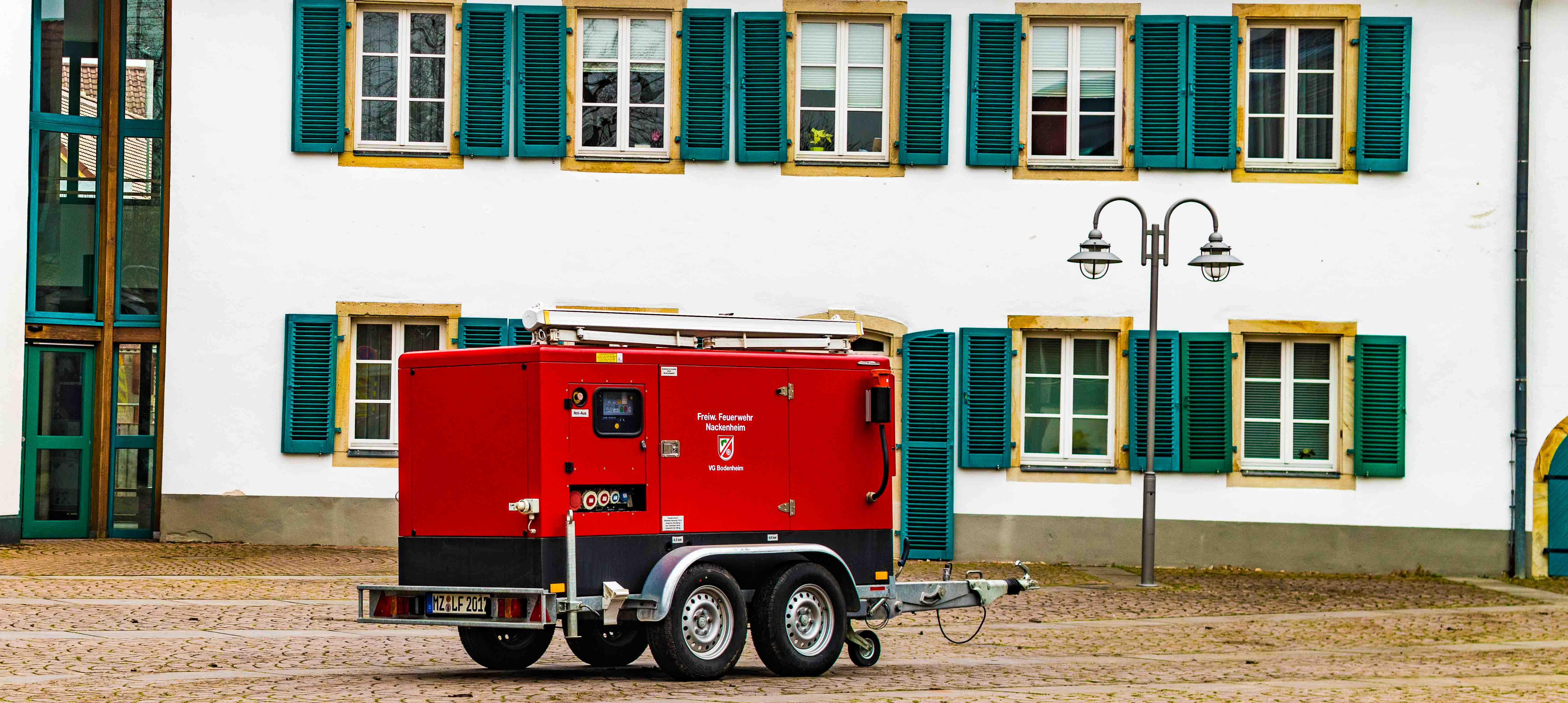 Mobiler Notstromerzeuger Heckansicht diagonal